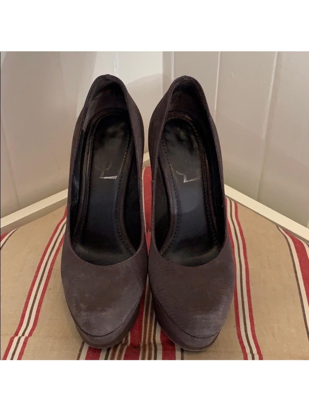 Yves Saint Laurent Round-Toe Platform Pumps Brown - Picture 2 of 7